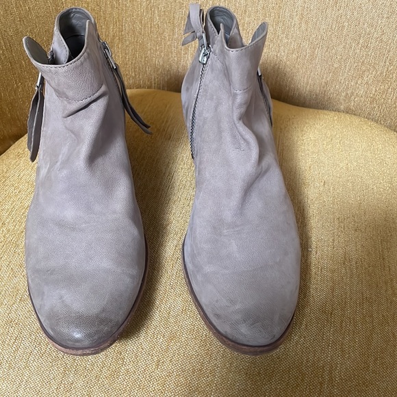 Sam Edelman taupe with ombré toe booties - Picture 2 of 5